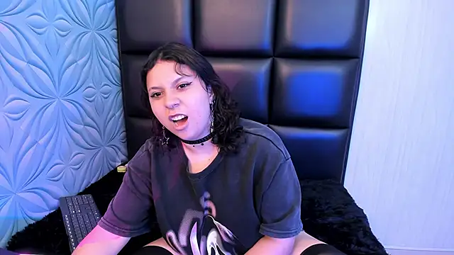 Snapshot of dannixxxluv chatting on March 4, 9:32 pm dannixxxluv online show from March 4, 9:32 pm