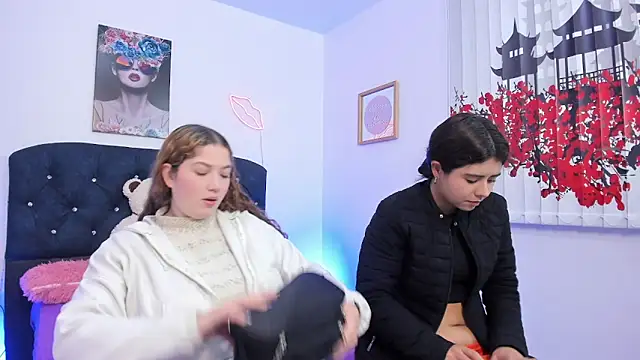 Snapshot of valeria_and_zoe chatting on March 4, 1:28 pm valeria and zoe online show from March 4, 1:28 pm