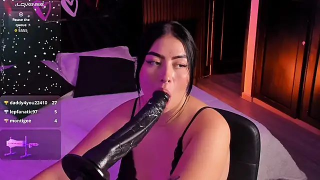 Snapshot of Emberrvelvet chatting on March 15, 5:52 pm Emberrvelvet online show from March 15, 5:52 pm