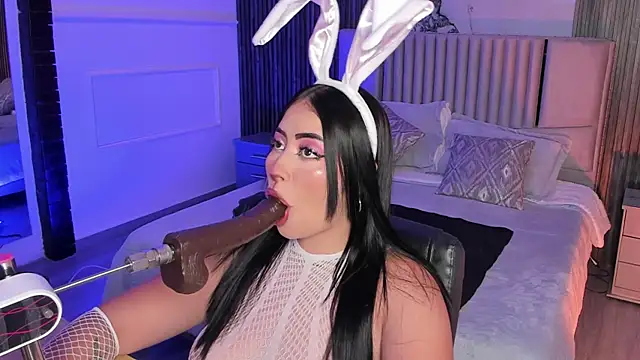 Snapshot of Emberrvelvet chatting on April 5, 4:20 am Emberrvelvet online show from April 5, 4:20 am