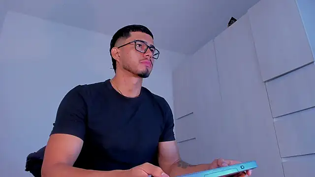 Snapshot of THADEO_KING2 chatting on March 24, 5:29 pm THADEO KING2 online show from March 24, 5:29 pm