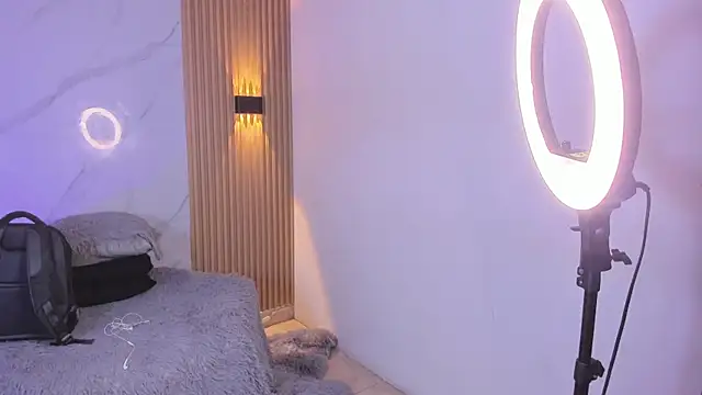 Snapshot of Miss_ElektraNova chatting on March 21, 3:44 am Miss ElektraNova online show from March 21, 3:44 am