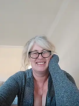 FlirtyFleur-x online show from April 2, 7:06 am