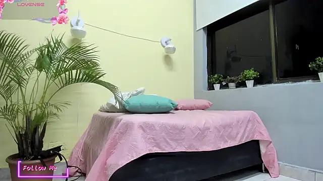 Snapshot of _VALERIAGOMEZ chatting on March 24, 9:47 am VALERIAGOMEZ online show from March 24, 9:47 am