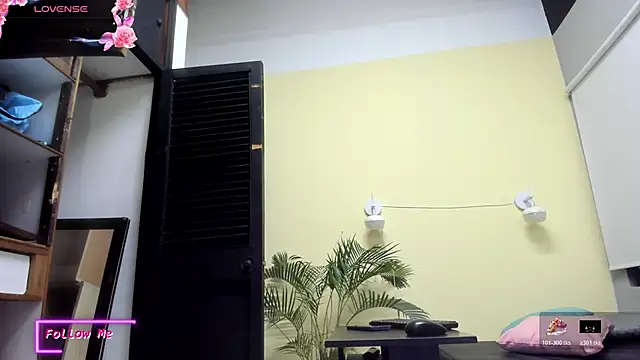 Snapshot of _VALERIAGOMEZ chatting on April 6, 10:49 am VALERIAGOMEZ online show from April 6, 10:49 am