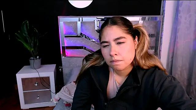 Snapshot of Sofiazaf_ chatting on March 10, 12:32 pm Sofiazaf online show from March 10, 12:32 pm