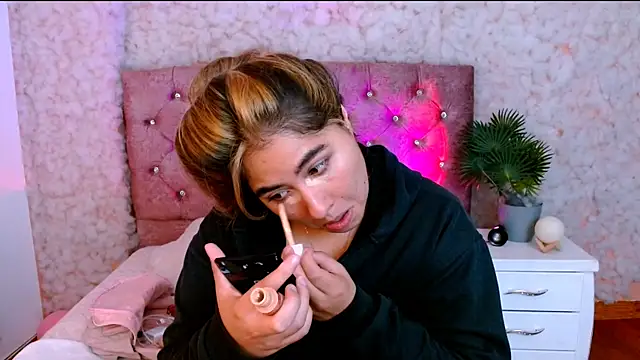 Snapshot of Sofiazaf_ chatting on March 16, 12:20 pm Sofiazaf online show from March 16, 12:20 pm