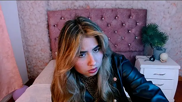 Snapshot of Sofiazaf_ chatting on March 19, 7:07 pm Sofiazaf online show from March 19, 7:07 pm