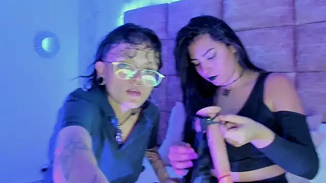 Snapshot of CaliferAndAurora chatting on March 30, 3:51 am CaliferAndAurora online show from March 30, 3:51 am