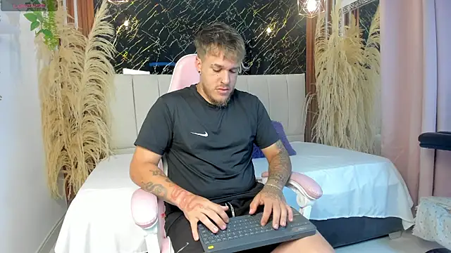 Snapshot of keane_lee_ chatting on March 21, 12:10 pm keane lee online show from March 21, 12:10 pm