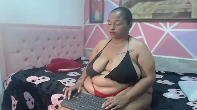 Snapshot of Doll_rihana chatting on May 28, 1:25 am Doll rihana online show from May 28, 1:25 am