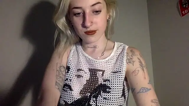 Snapshot of EmmyWet chatting on March 12, 9:32 pm EmmyWet online show from March 12, 9:32 pm