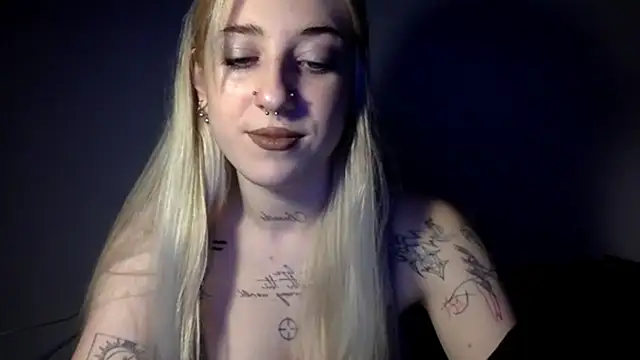 Snapshot of EmmyWet chatting on April 6, 6:42 pm EmmyWet online show from April 6, 6:42 pm