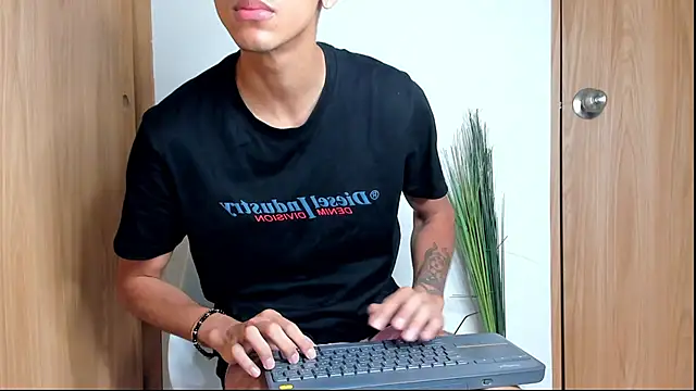 Snapshot of Camiloriiveera chatting on March 27, 6:51 pm Camiloriiveera online show from March 27, 6:51 pm