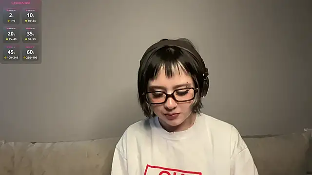 Snapshot of AueshaSimon chatting on March 4, 9:04 am AueshaSimon online show from March 4, 9:04 am