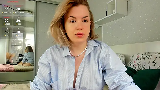 Snapshot of crowned_goddess chatting on April 3, 1:03 am crowned goddess online show from April 3, 1:03 am