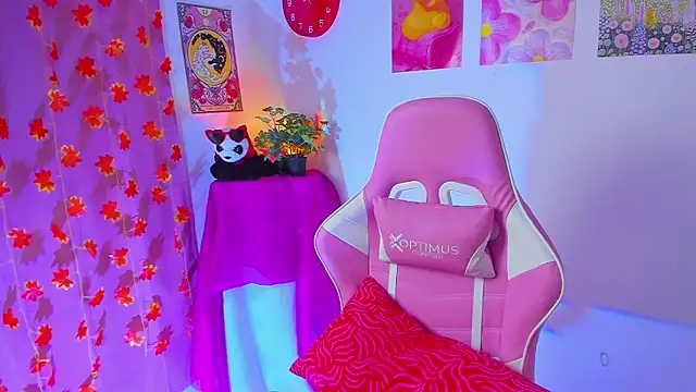 Snapshot of Madeline_21 chatting on March 21, 5:12 am Madeline 21 online show from March 21, 5:12 am