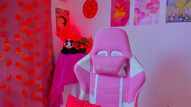 Snapshot of Madeline_21 chatting on April 1, 5:08 am Madeline 21 online show from April 1, 5:08 am