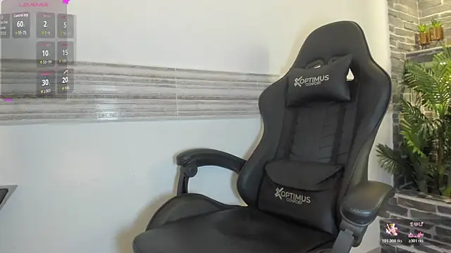 Snapshot of catalina_winslet chatting on April 4, 9:01 pm catalina winslet online show from April 4, 9:01 pm