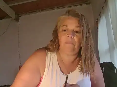 Snapshot of momismilf544 chatting on April 4, 8:28 pm momismilf544 online show from April 4, 8:28 pm