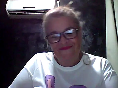 Snapshot of momismilf544 chatting on April 13, 3:01 am momismilf544 online show from April 13, 3:01 am
