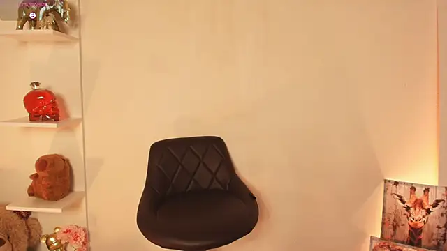 Snapshot of ema_parkerr chatting on April 5, 1:03 am ema parkerr online show from April 5, 1:03 am