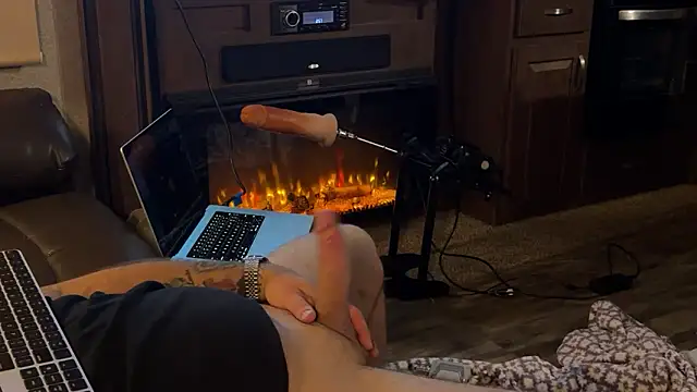 Snapshot of helovesanalbicouple chatting on March 7, 11:18 am helovesanalbicouple online show from March 7, 11:18 am