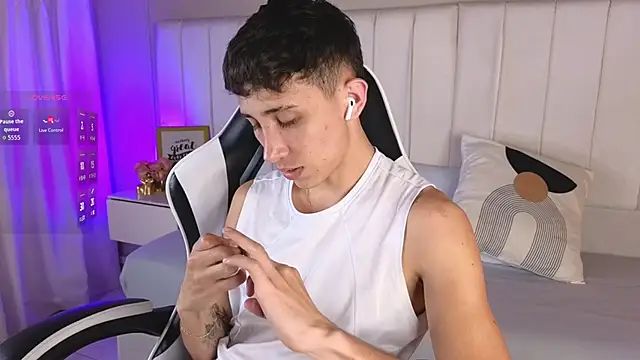 Snapshot of Rome_cortes chatting on March 28, 7:13 pm Rome cortes online show from March 28, 7:13 pm