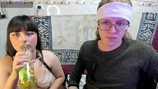 Snapshot of Laureles6667 chatting on April 4, 5:06 am Laureles6667 online show from April 4, 5:06 am