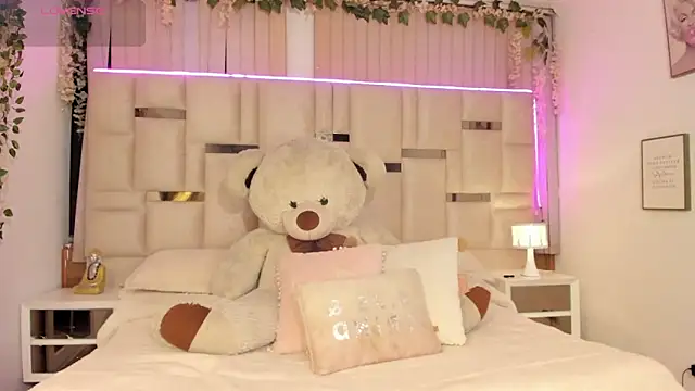 Snapshot of Hanna_klover chatting on March 28, 5:07 am Hanna klover online show from March 28, 5:07 am