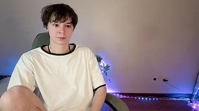 AnthonyCuutie online show from May 18, 4:40 am