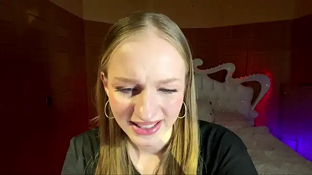 Snapshot of Anika_Socutehe chatting on April 4, 5:10 pm Anika Socutehe online show from April 4, 5:10 pm