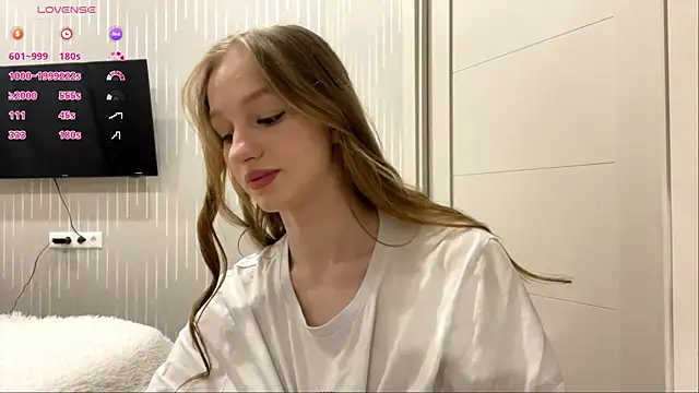 Anika Socutehe online show from May 14, 9:10 pm