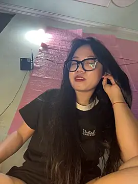Leeeeiu online show from May 6, 3:17 pm