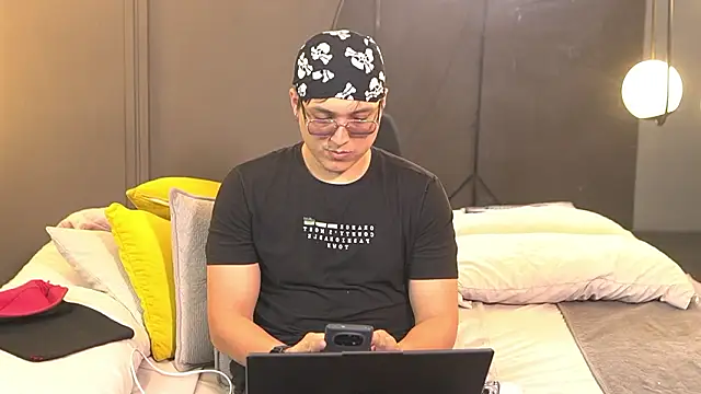 Snapshot of Mia_and_Belmonth chatting on March 20, 6:46 pm Mia and Belmonth online show from March 20, 6:46 pm