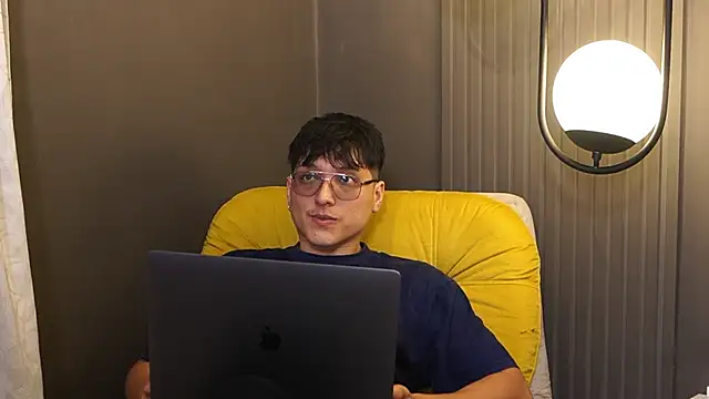 Snapshot of Mia_and_Belmonth chatting on March 28, 7:02 pm Mia and Belmonth online show from March 28, 7:02 pm