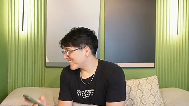 Mia and Belmonth online show from May 13, 6:49 pm