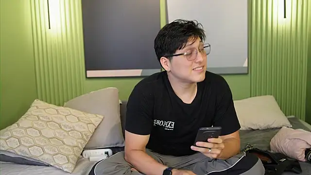 Mia and Belmonth online show from May 19, 6:47 pm