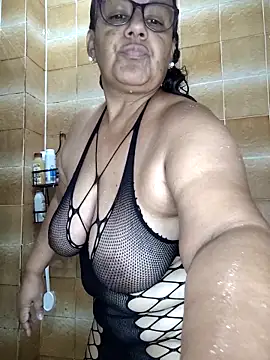 Snapshot of Roxy_77 chatting on April 14, 10:27 pm Roxy 77 online show from April 14, 10:27 pm