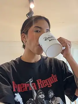 Snapshot of VioletaHills_ chatting on April 2, 1:31 pm VioletaHills online show from April 2, 1:31 pm