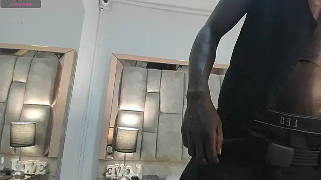 Snapshot of Titan_Moreno_ chatting on March 28, 12:05 pm Titan Moreno online show from March 28, 12:05 pm