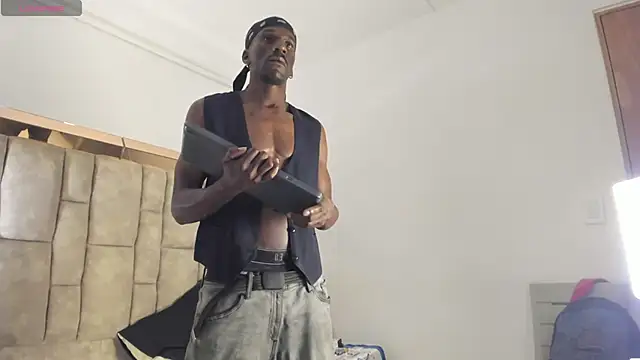 Snapshot of Titan_Moreno_ chatting on April 4, 12:13 pm Titan Moreno online show from April 4, 12:13 pm