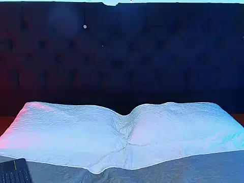 Snapshot of hollannd_ chatting on March 21, 3:15 pm hollannd online show from March 21, 3:15 pm