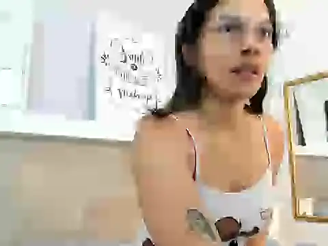 Snapshot of EmmaSanchez_ chatting on April 4, 8:28 pm EmmaSanchez online show from April 4, 8:28 pm