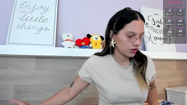 Snapshot of EmmaSanchez_ chatting on April 20, 8:32 pm EmmaSanchez online show from April 20, 8:32 pm