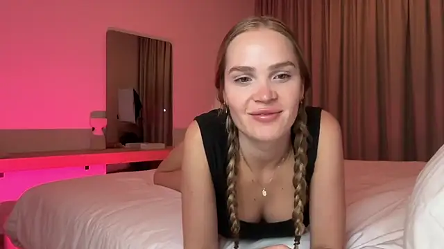 Snapshot of xo_madeline chatting on May 6, 2:08 am xo madeline online show from May 6, 2:08 am