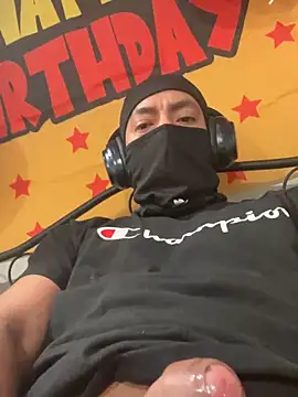 Snapshot of alec25b chatting on April 5, 5:48 am alec25b online show from April 5, 5:48 am