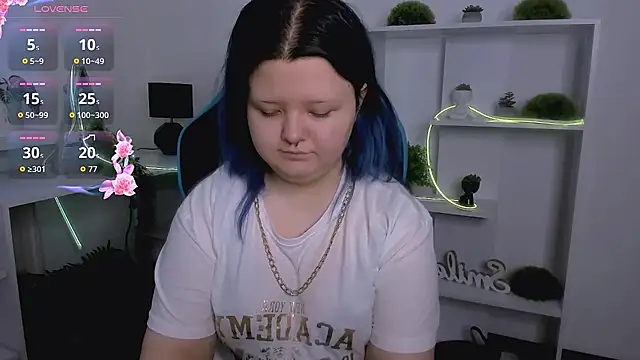 Snapshot of Lunaar_ chatting on April 4, 6:22 am Lunaar online show from April 4, 6:22 am