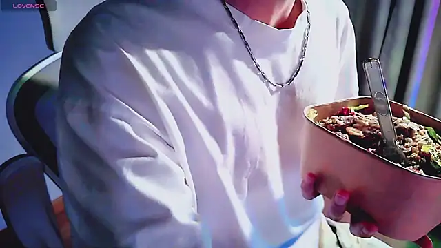 Snapshot of FEIYUS1 chatting on April 1, 1:12 pm FEIYUS1 online show from April 1, 1:12 pm