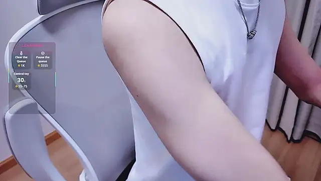 Snapshot of FEIYUS1 chatting on April 4, 2:25 pm FEIYUS1 online show from April 4, 2:25 pm